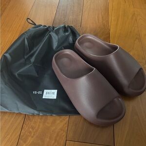 YEEZY Slides (brown)